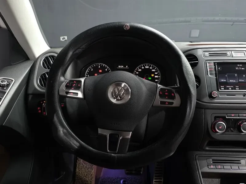 VW Tiguan 2.0TDI , снимка 13 - Автомобили и джипове - 55925761