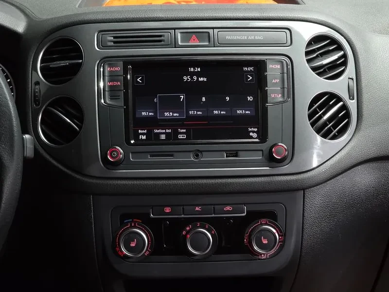 VW Tiguan 2.0TDI , снимка 14 - Автомобили и джипове - 55925761