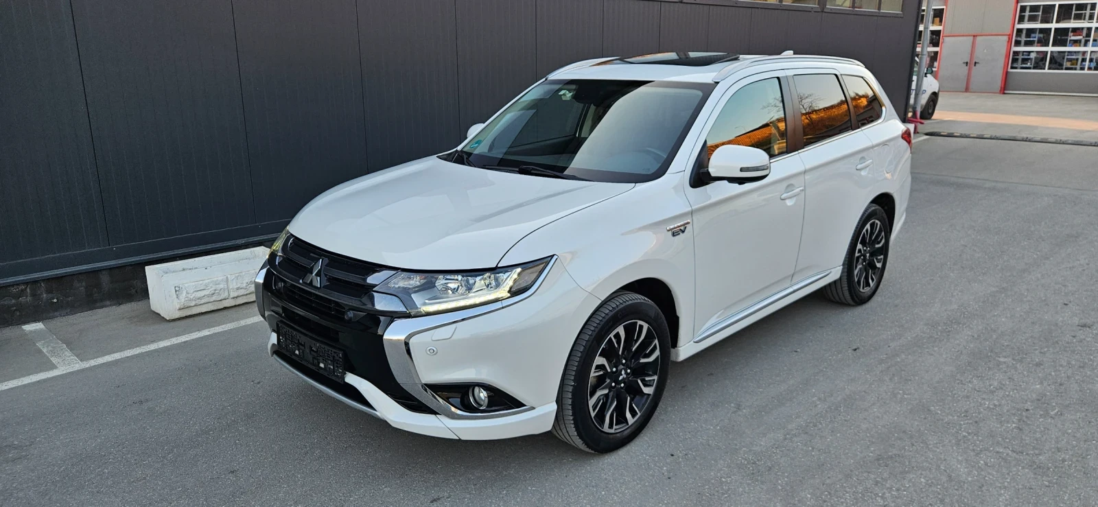 Mitsubishi Outlander Diamond PHEV, нова батерия, ФУЛ ФУЛ МАКС ЕКСТРИ, снимка 3 - Автомобили и джипове - 53715675