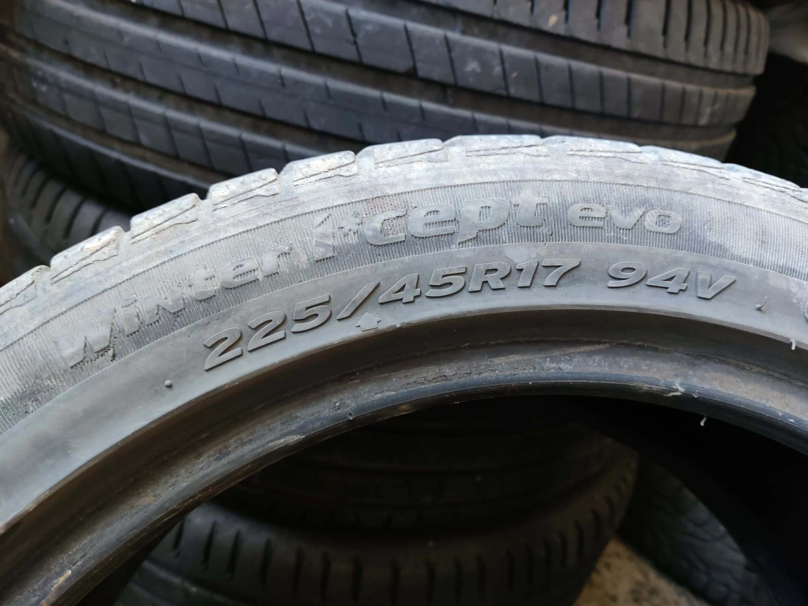 Гуми Зимни 225/45R17, снимка 4 - Гуми и джанти - 56713500