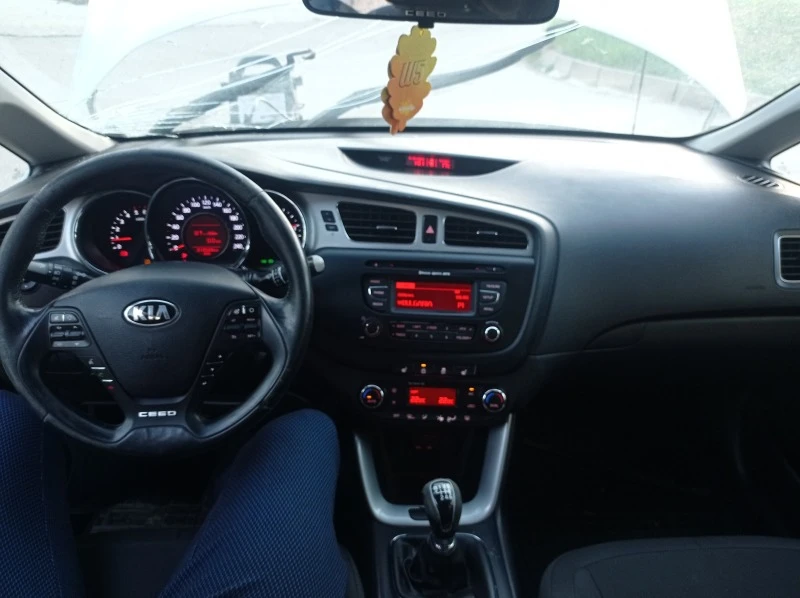 Kia Ceed 1.6 GRD, снимка 2 - Автомобили и джипове - 46668206