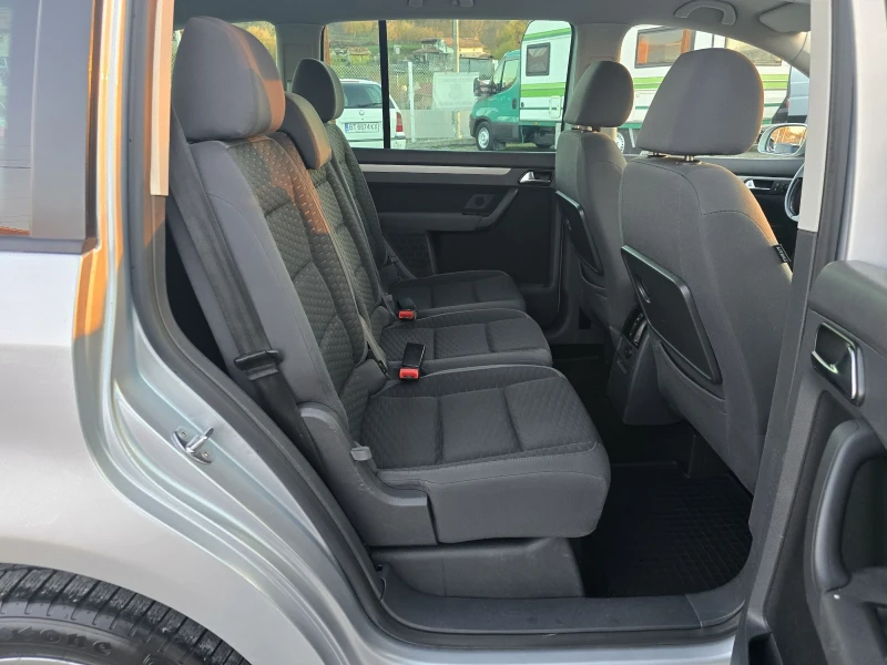 VW Touran 1.9 TDI 105 К.С. АВТОМАТ / НАВИ / ТЕМПОМАТ, снимка 11 - Автомобили и джипове - 49580870