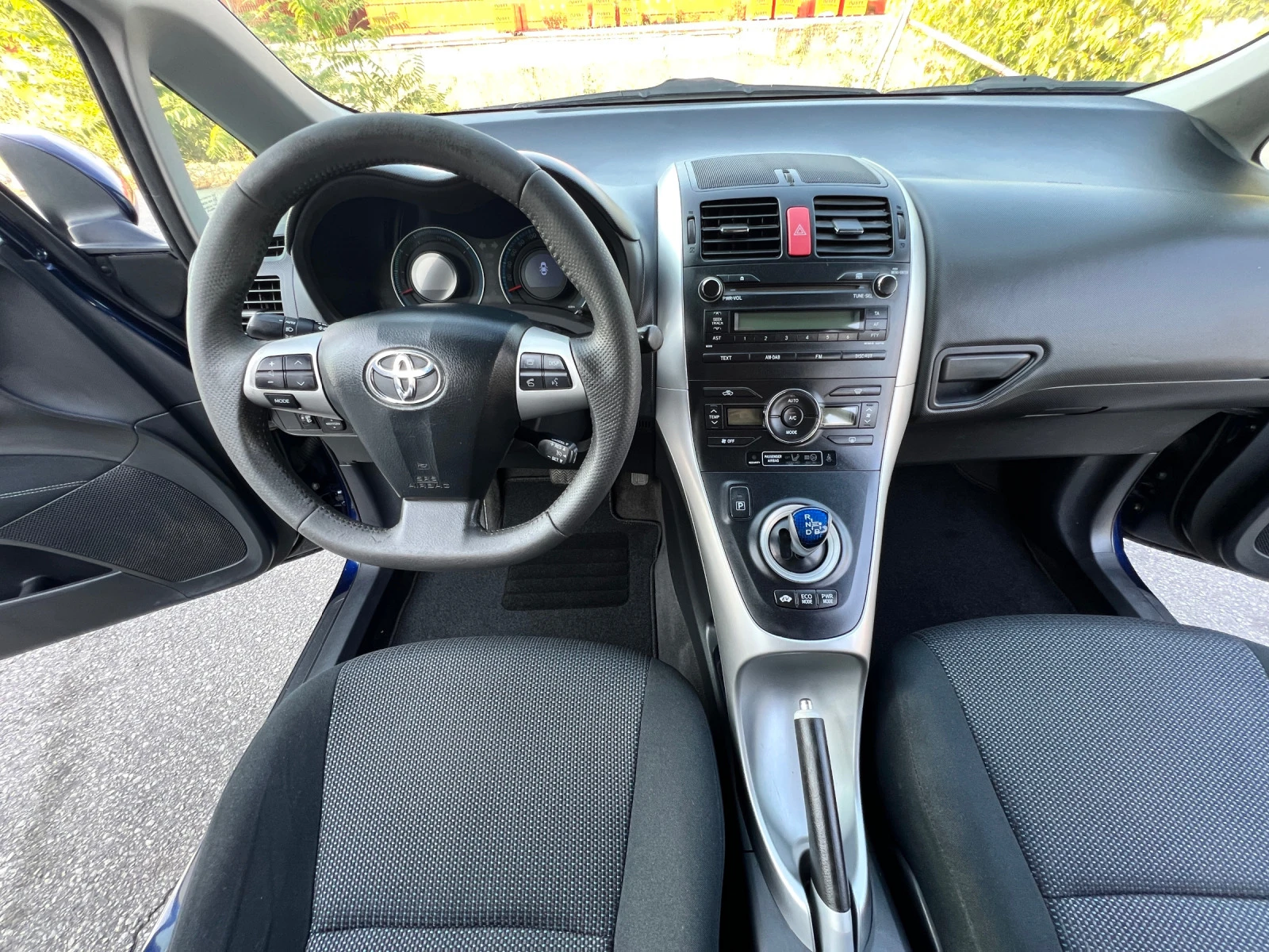 Toyota Auris 1.8 HYBRID / EXECUTIVE / KEYLESS / CAMERA - изображение 9