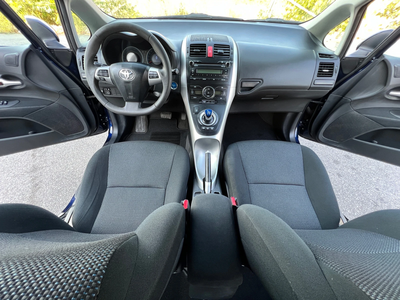 Toyota Auris 1.8 HYBRID / EXECUTIVE / KEYLESS / CAMERA - изображение 8