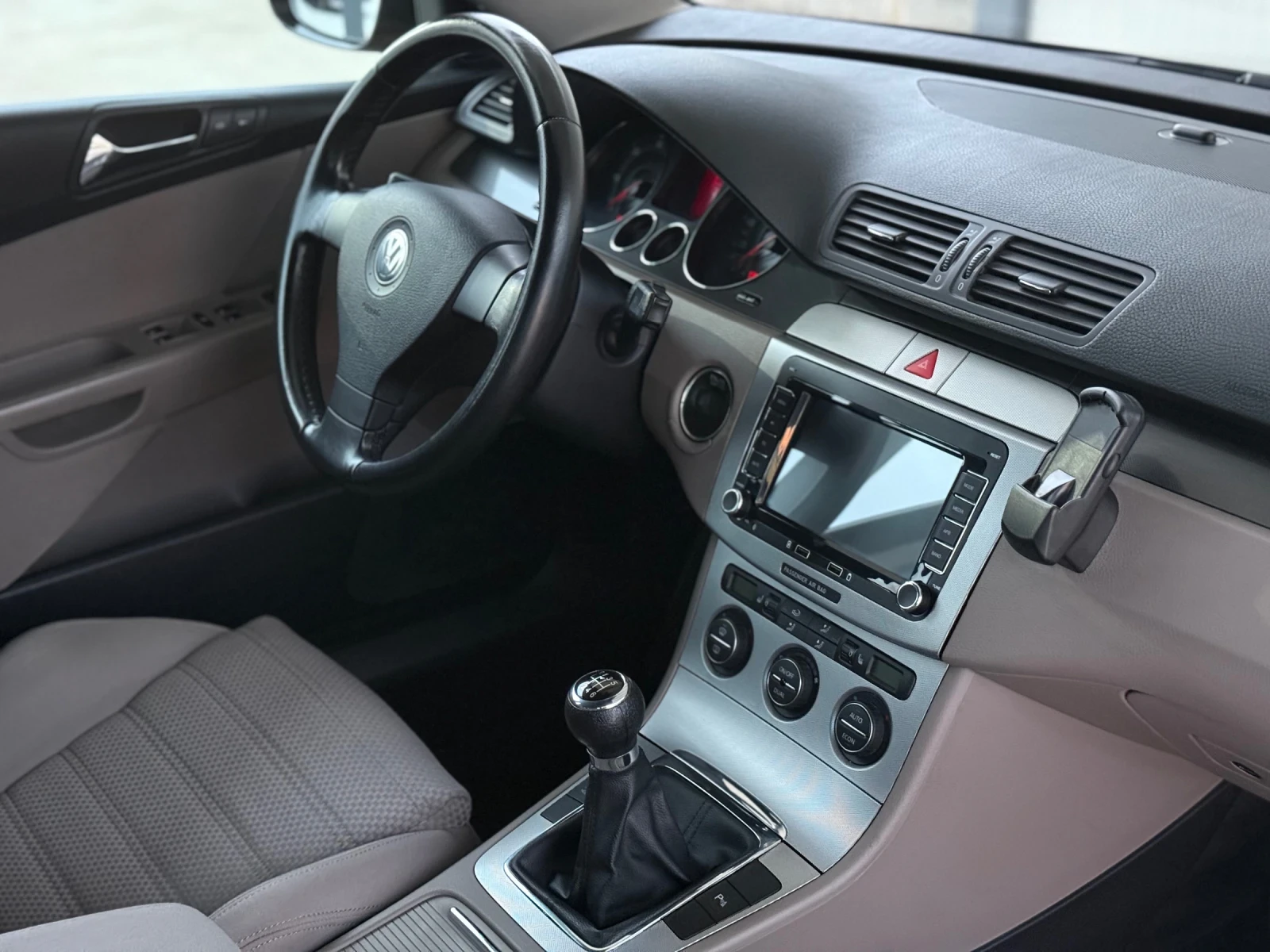 VW Passat 2.0TDI = Sportline = Xenon = CarPlay = Solar = PDC | Mobile.bg � ����������� 9