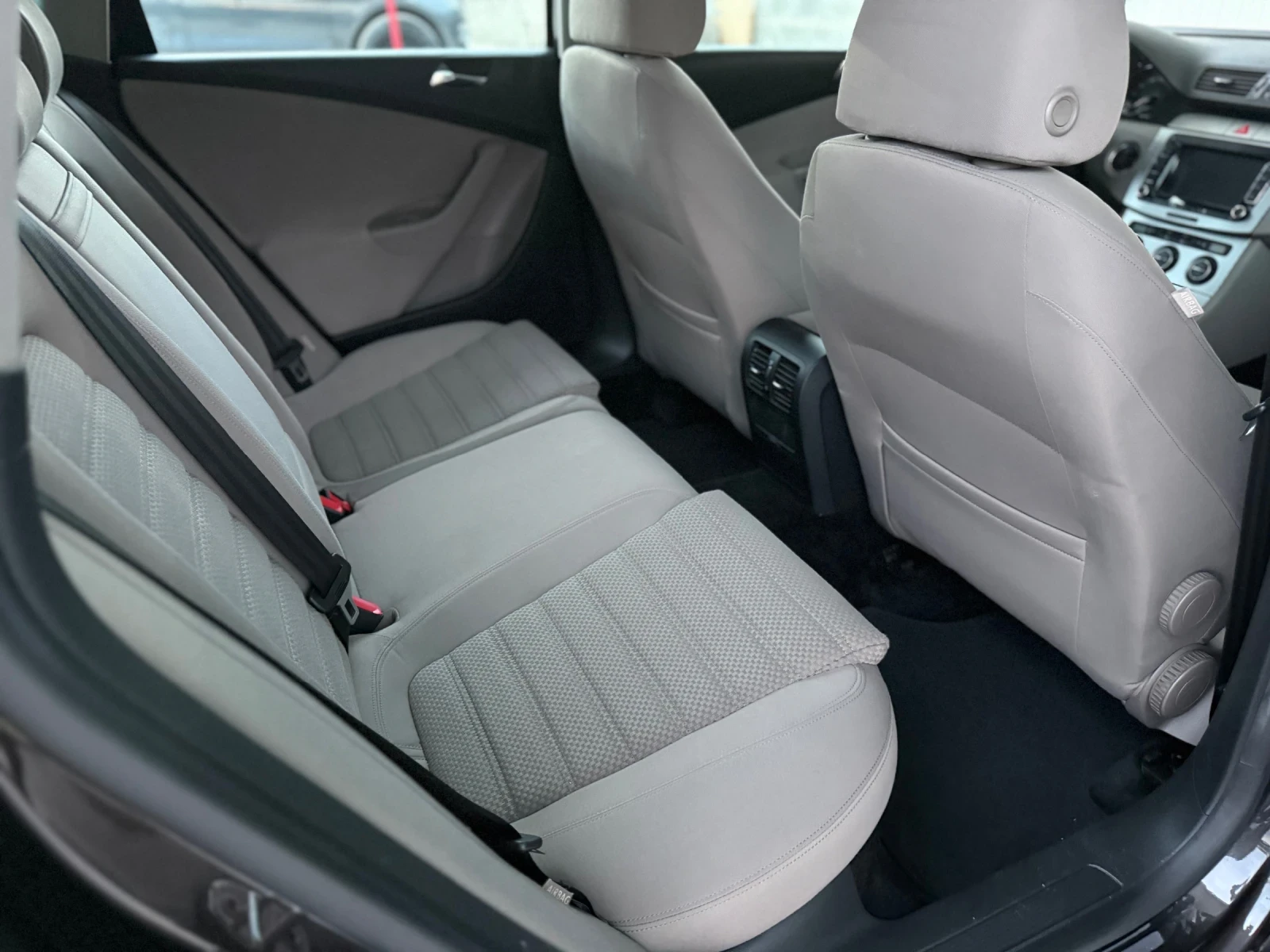 VW Passat 2.0TDI = Sportline = Xenon = CarPlay = Solar = PDC | Mobile.bg � ����������� 11
