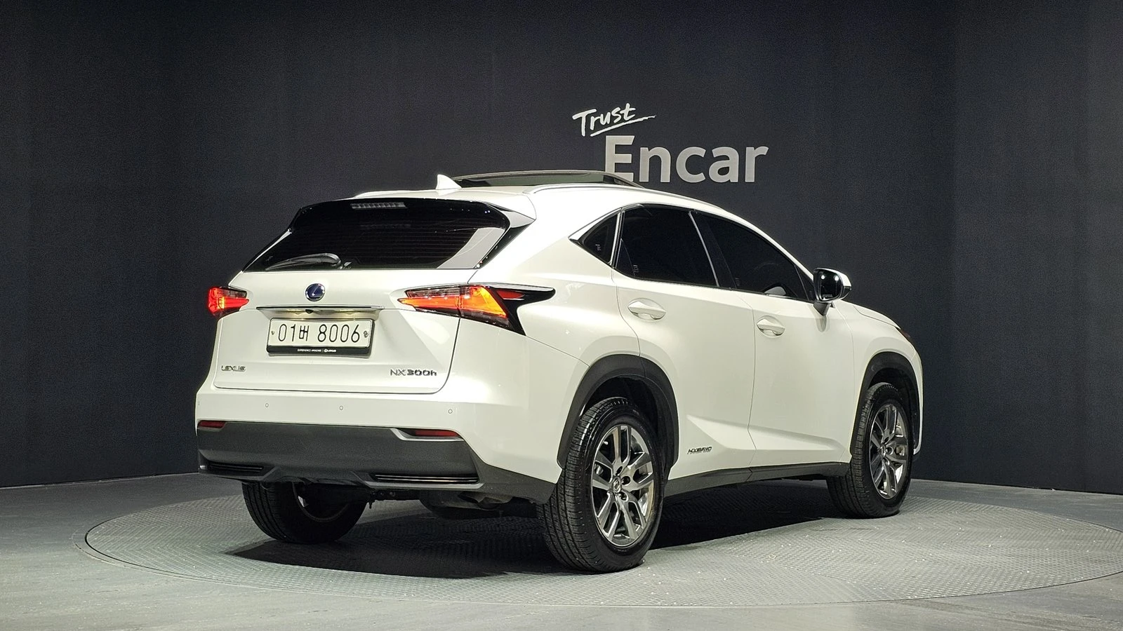 Lexus NX 300h* ЛЮК* ПОДГРЕВ ВОЛАН* КРАЙНА ЦЕНА, снимка 2 - Автомобили и джипове - 55349993