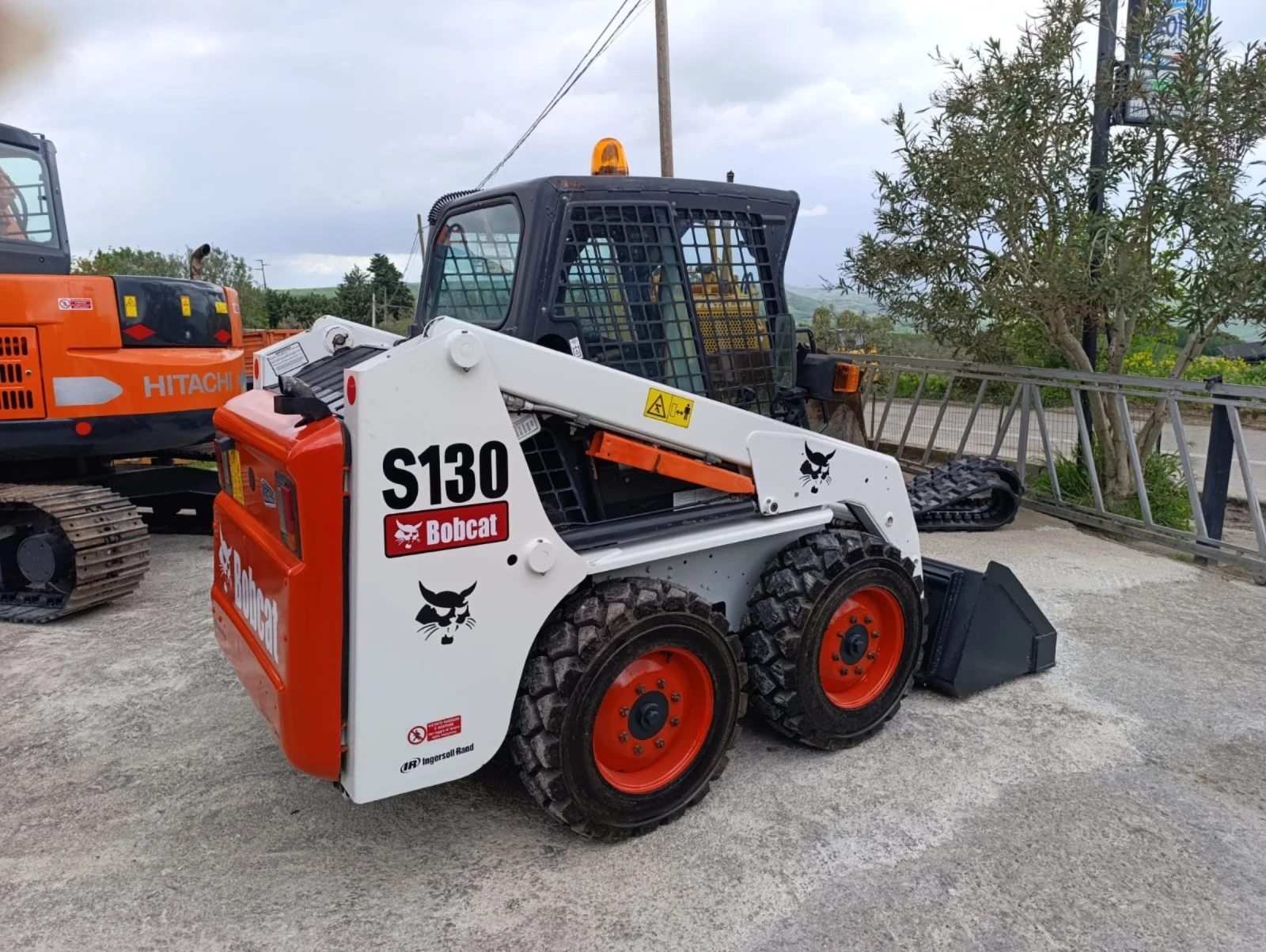 Мини челни товарачи Bobcat S130 superflow - изображение 4