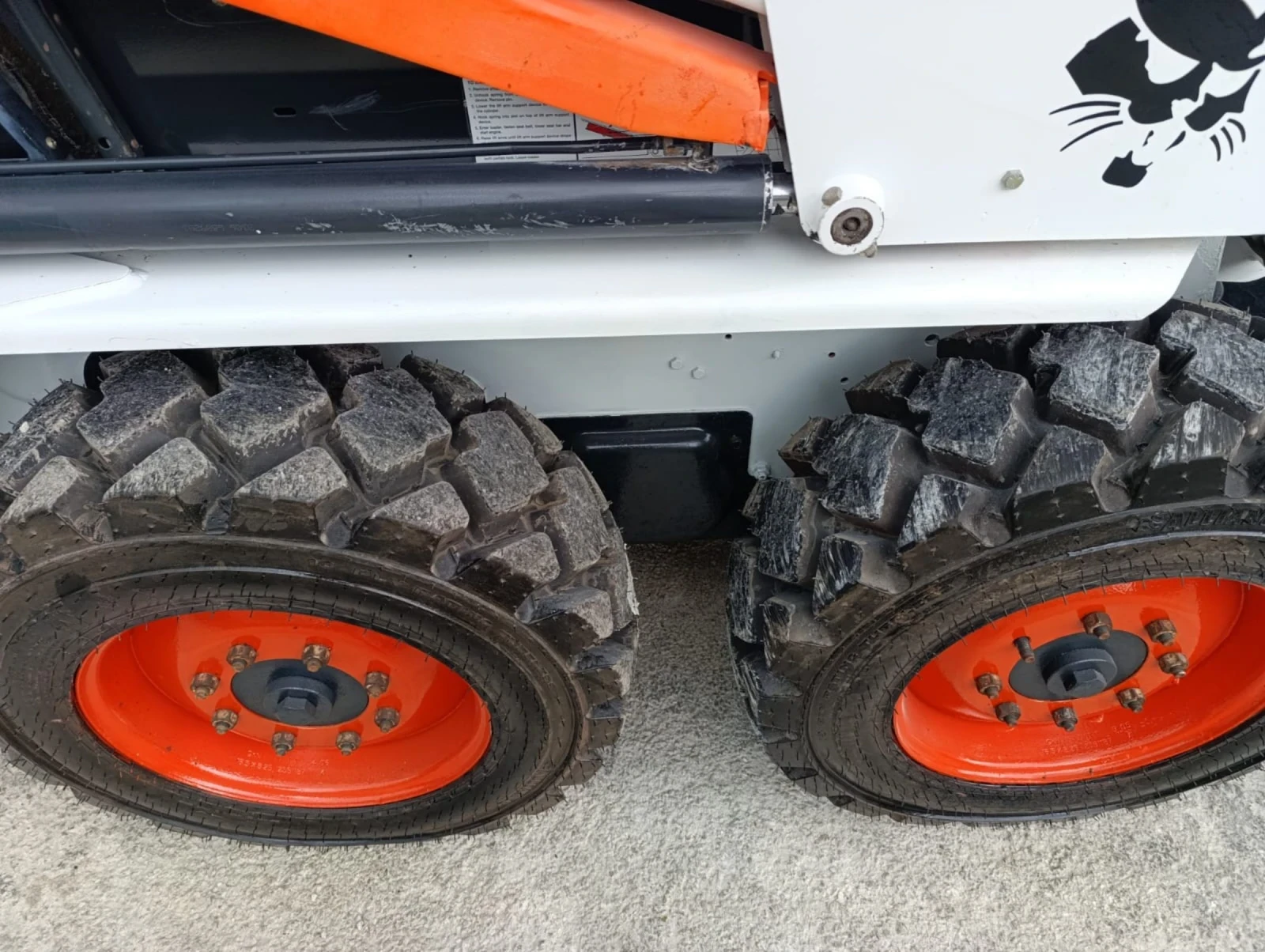 Мини челни товарачи Bobcat S130 superflow - изображение 3