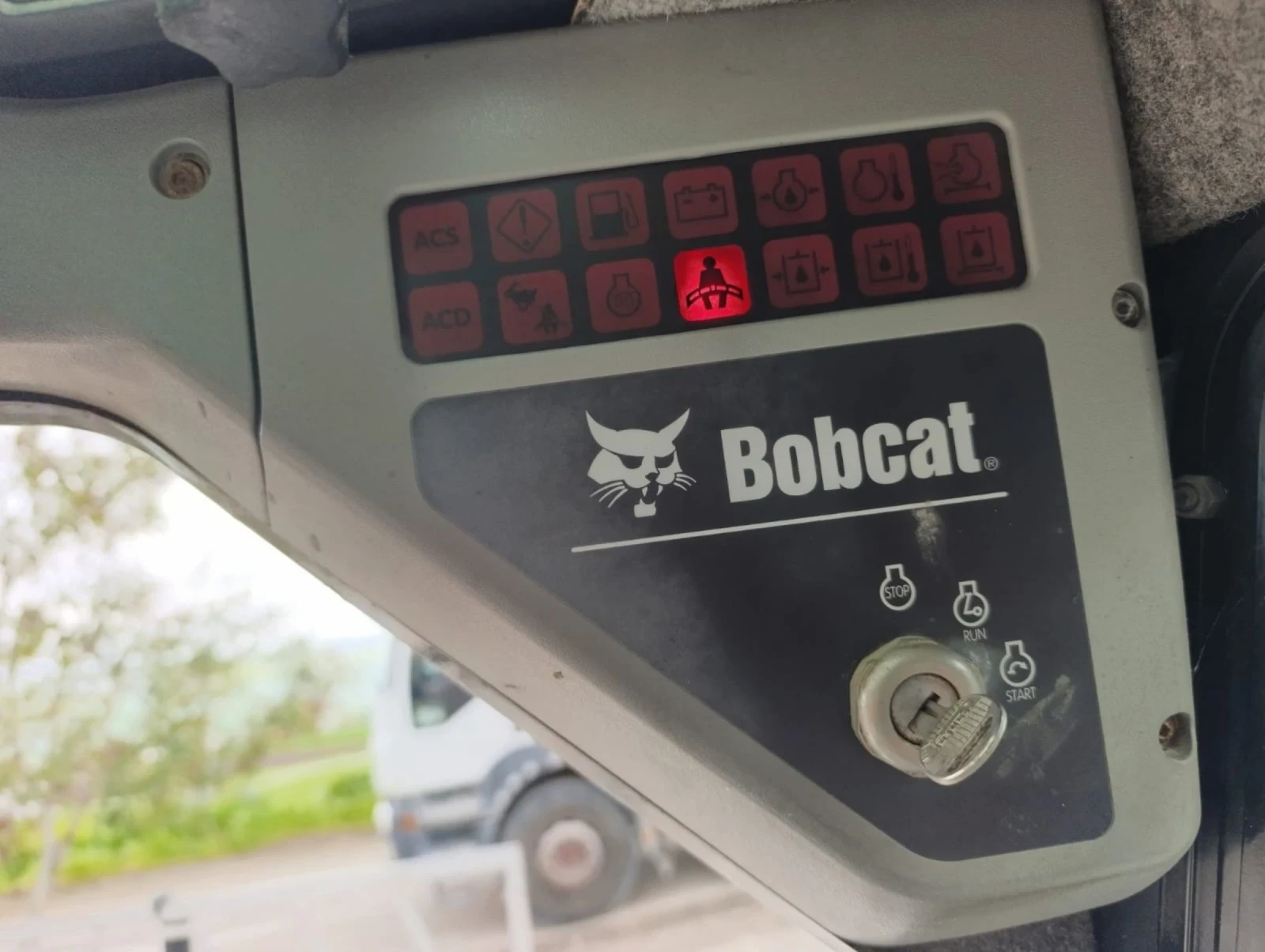 Мини челни товарачи Bobcat S130 superflow - изображение 10