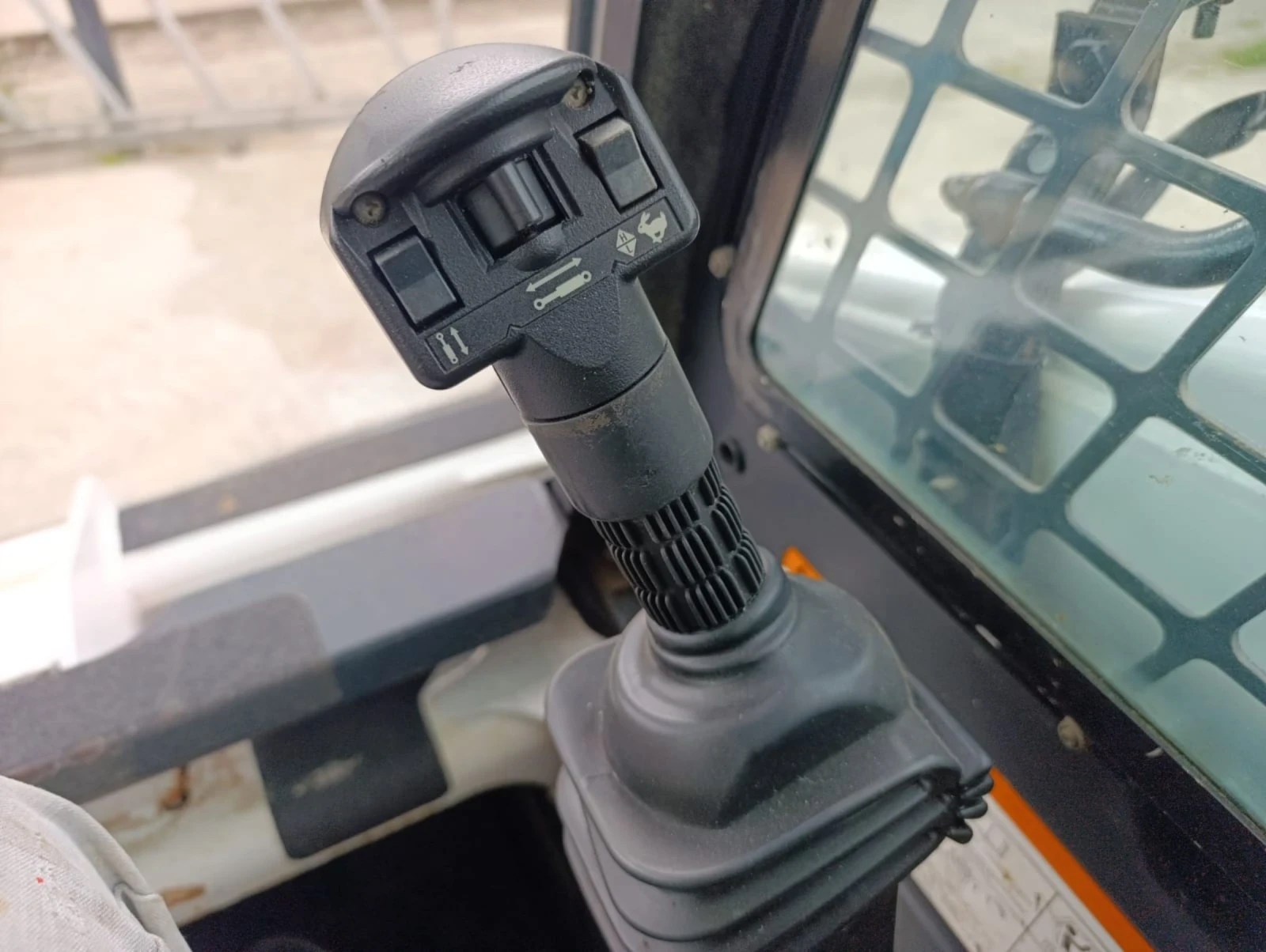 Мини челни товарачи Bobcat S130 superflow - изображение 7