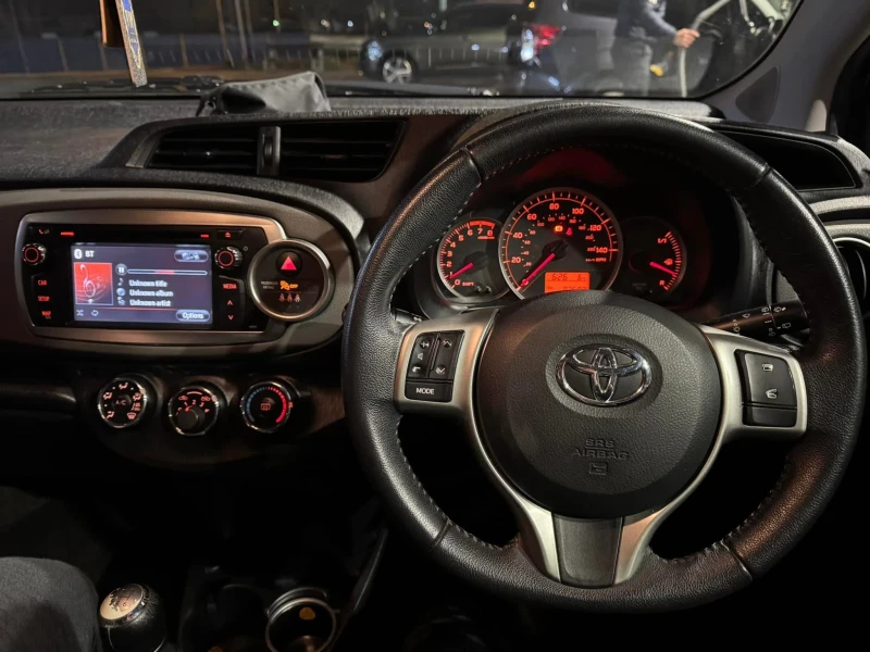 Toyota Yaris 1.3i VVT-i, снимка 8 - Автомобили и джипове - 48770000