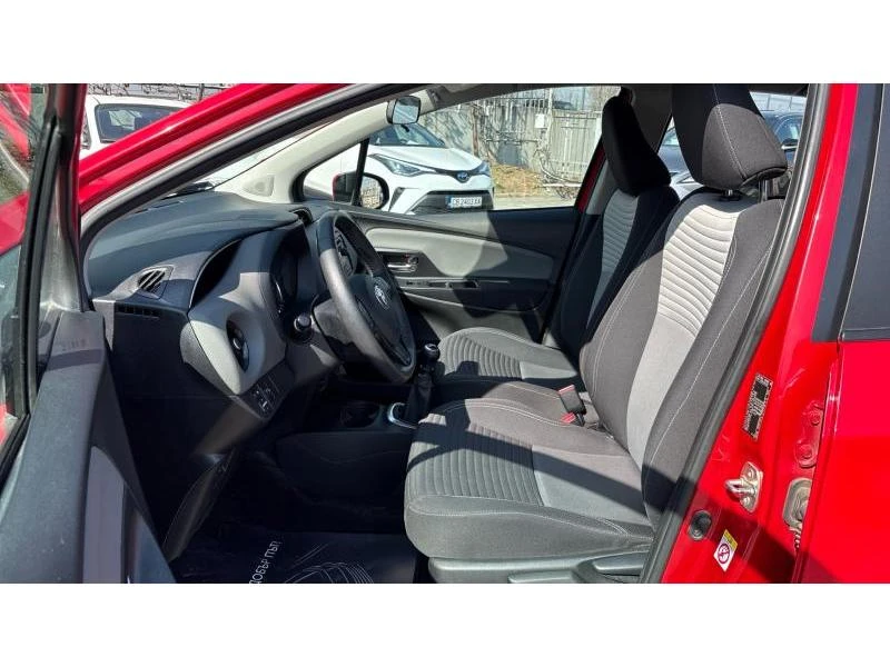 Toyota Yaris 1.5P 6MT TERRA, снимка 12 - Автомобили и джипове - 54042234