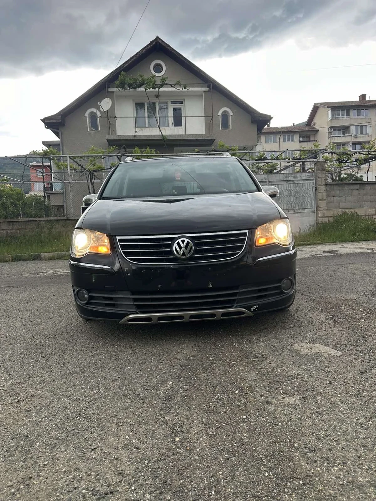 VW Touran 2.0 tdi dsg, снимка 2 - Автомобили и джипове - 54610014