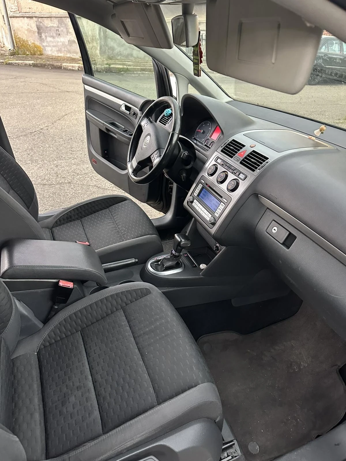 VW Touran 2.0 tdi dsg, снимка 10 - Автомобили и джипове - 54610014