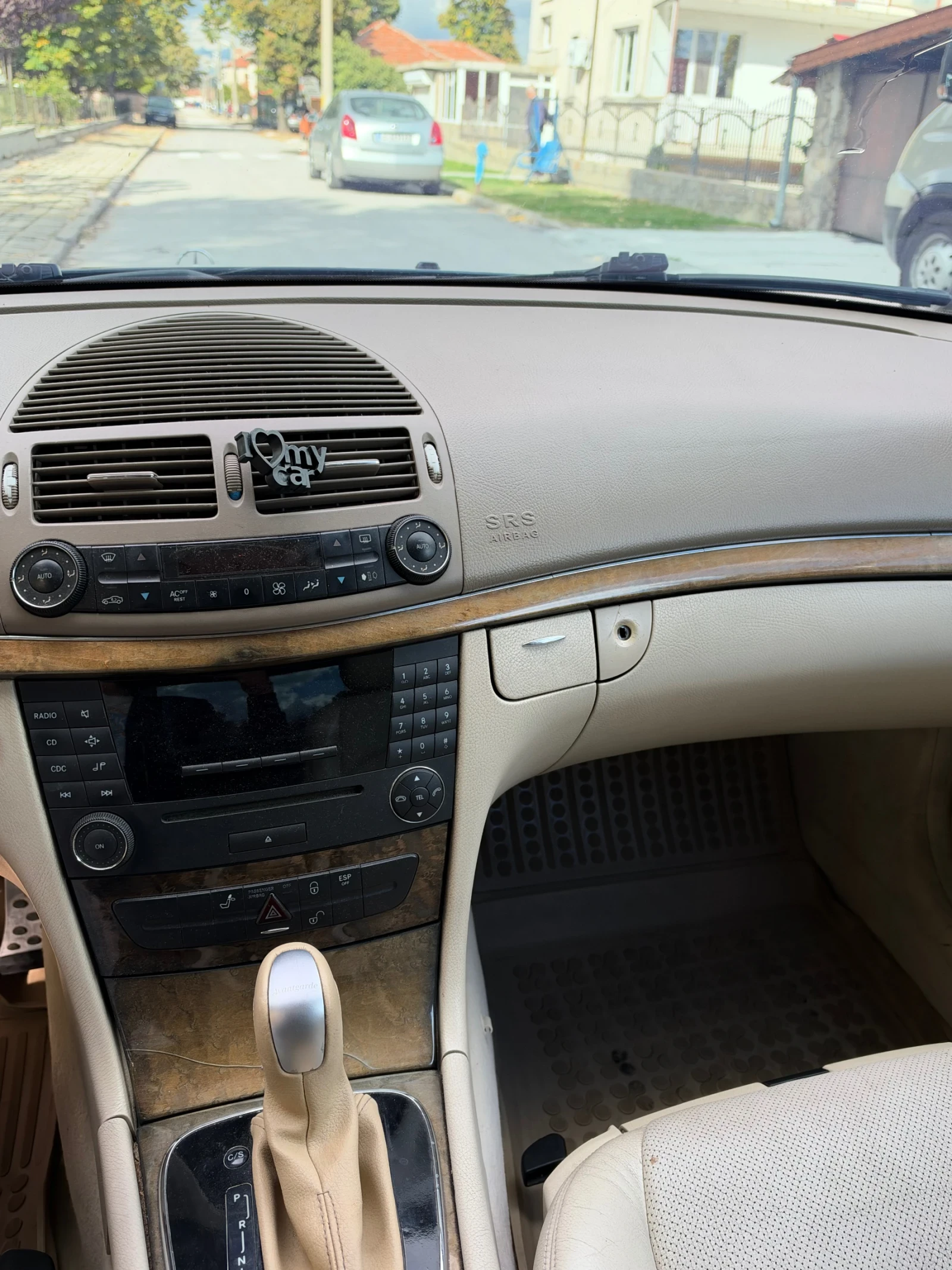 Mercedes-Benz E 270 2.7 CDI, снимка 10 - Автомобили и джипове - 56563458