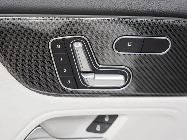 Mercedes-Benz GLA Automatic, снимка 15 - Автомобили и джипове - 56011109