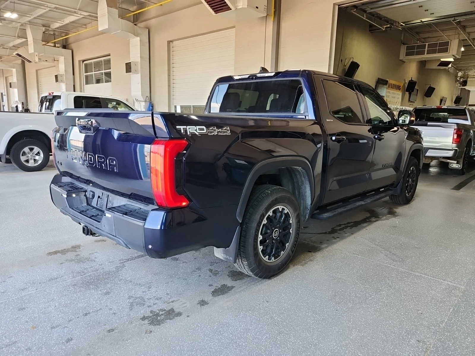 Toyota Tundra HYBRID LIMITED * 4WD * SHORT BED * CARFAX * , снимка 4 - Автомобили и джипове - 55340907