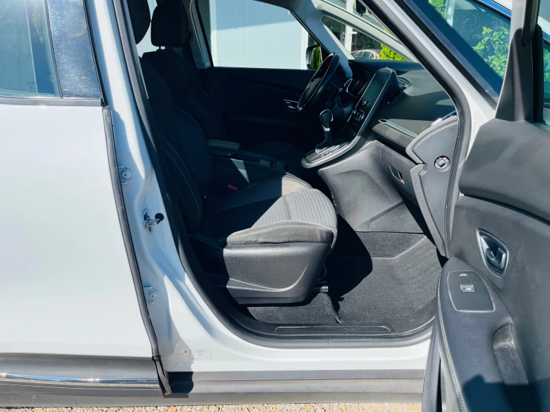 Renault Scenic 1.5 dci NAVI, снимка 12 - Автомобили и джипове - 51833971