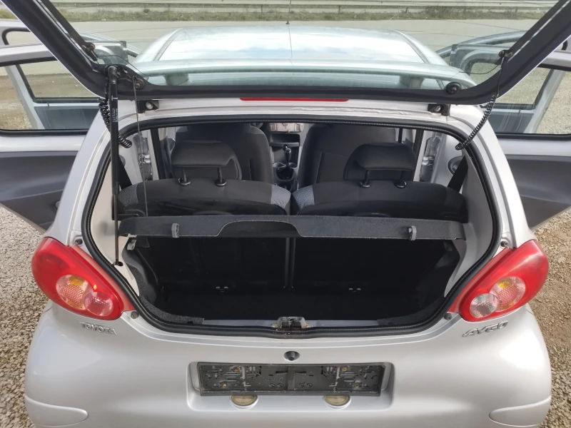 Toyota Aygo 1.0i 68 kc, снимка 12 - Автомобили и джипове - 52972601