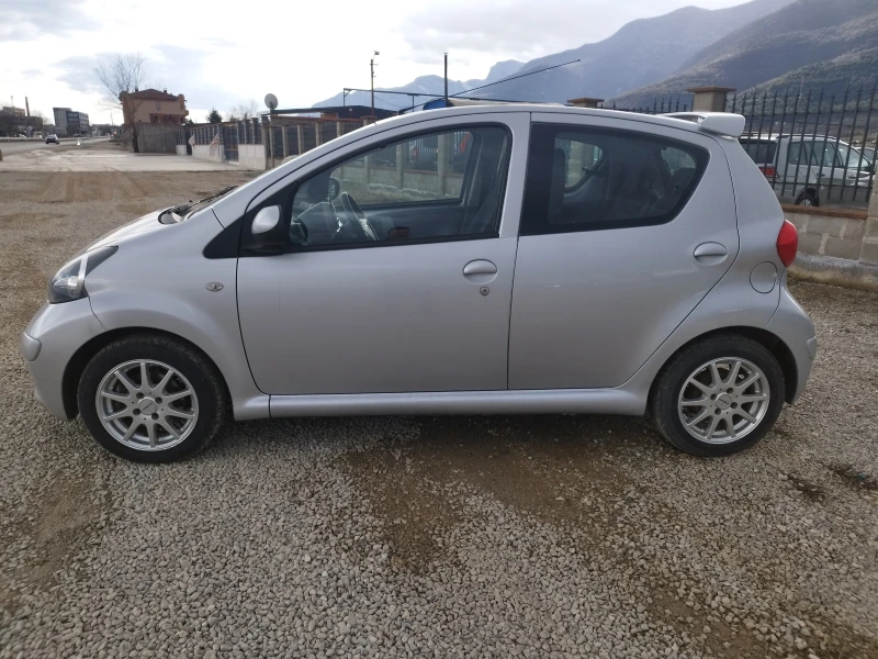 Toyota Aygo 1.0i 68 kc, снимка 2 - Автомобили и джипове - 52972601