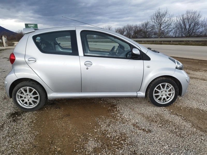 Toyota Aygo 1.0i 68 kc, снимка 6 - Автомобили и джипове - 52972601
