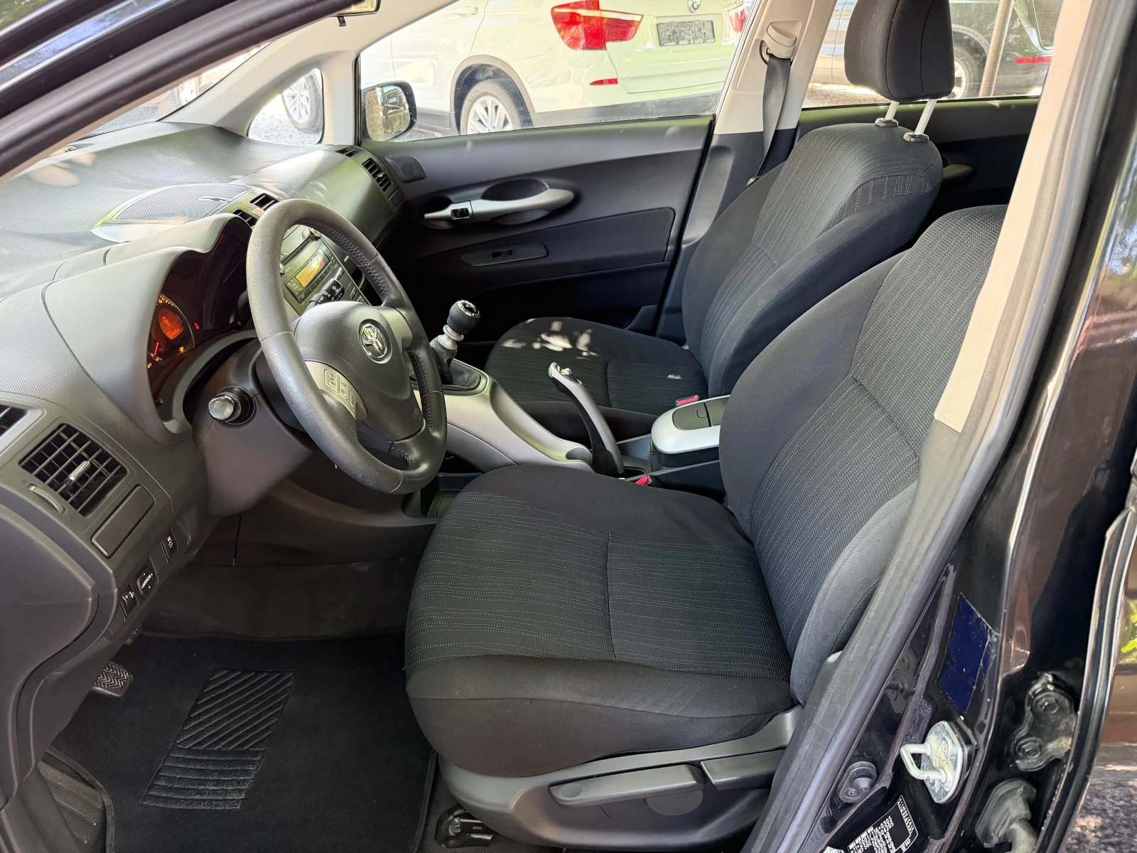 Toyota Auris 2.0D-4D, снимка 8 - Автомобили и джипове - 55422077
