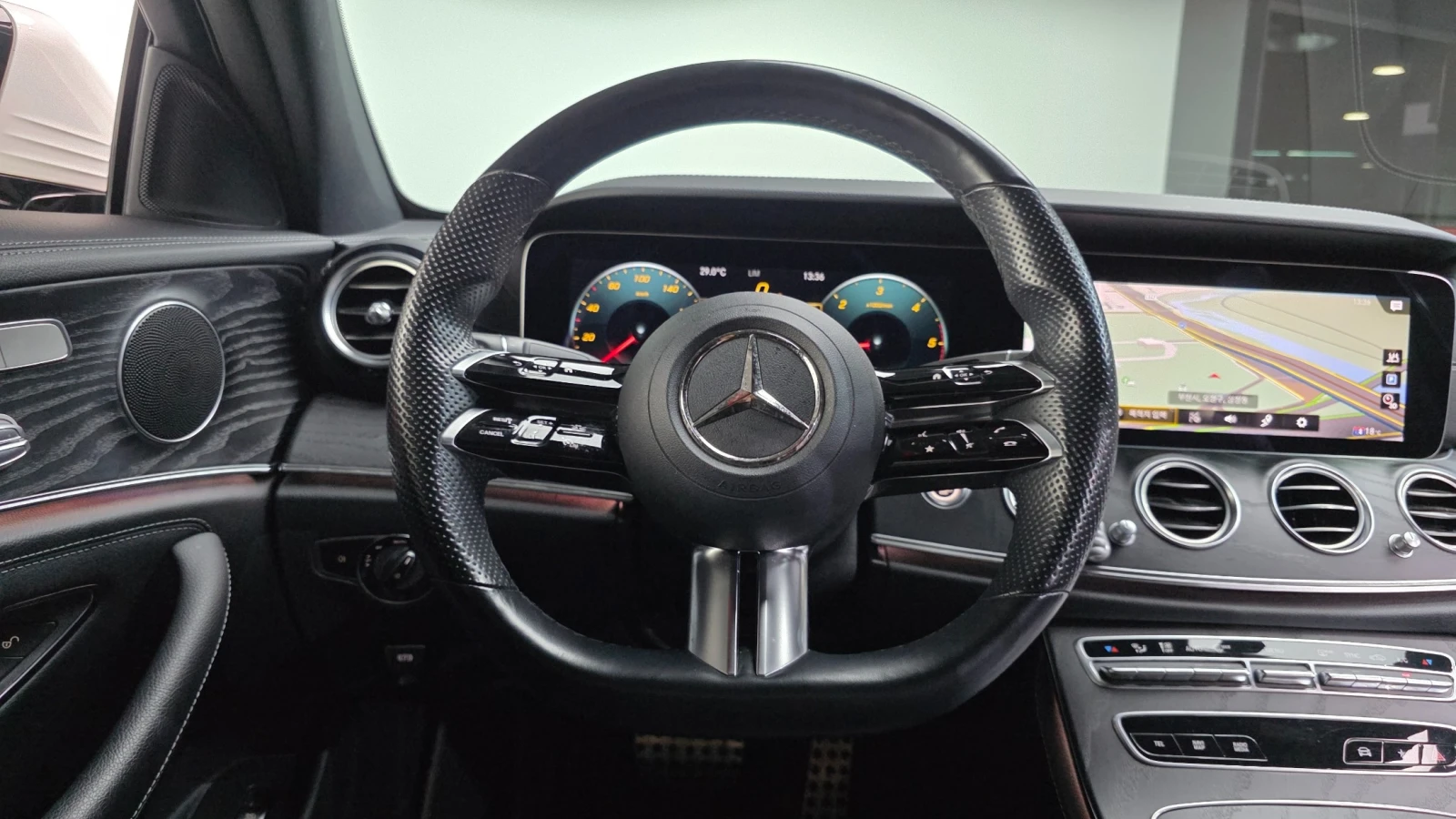 Mercedes-Benz E 220 4MATIC AMG Line, снимка 12 - Автомобили и джипове - 55466526