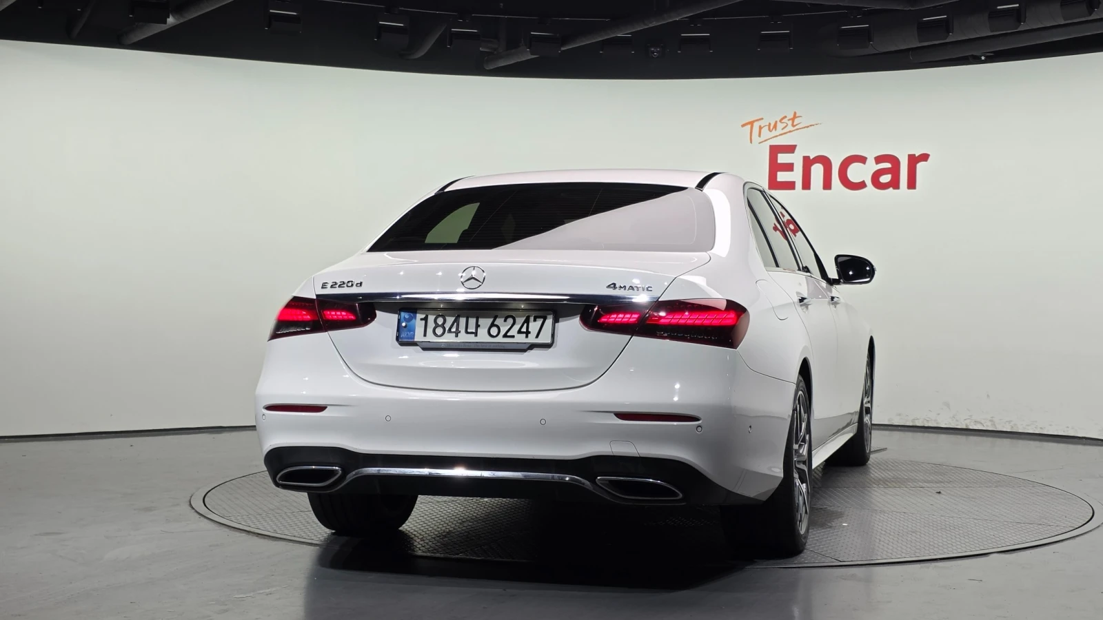 Mercedes-Benz E 220 4MATIC AMG Line, снимка 4 - Автомобили и джипове - 55466526