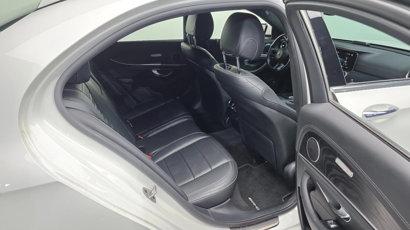 Mercedes-Benz E 220 4MATIC AMG Line, снимка 11 - Автомобили и джипове - 55466526