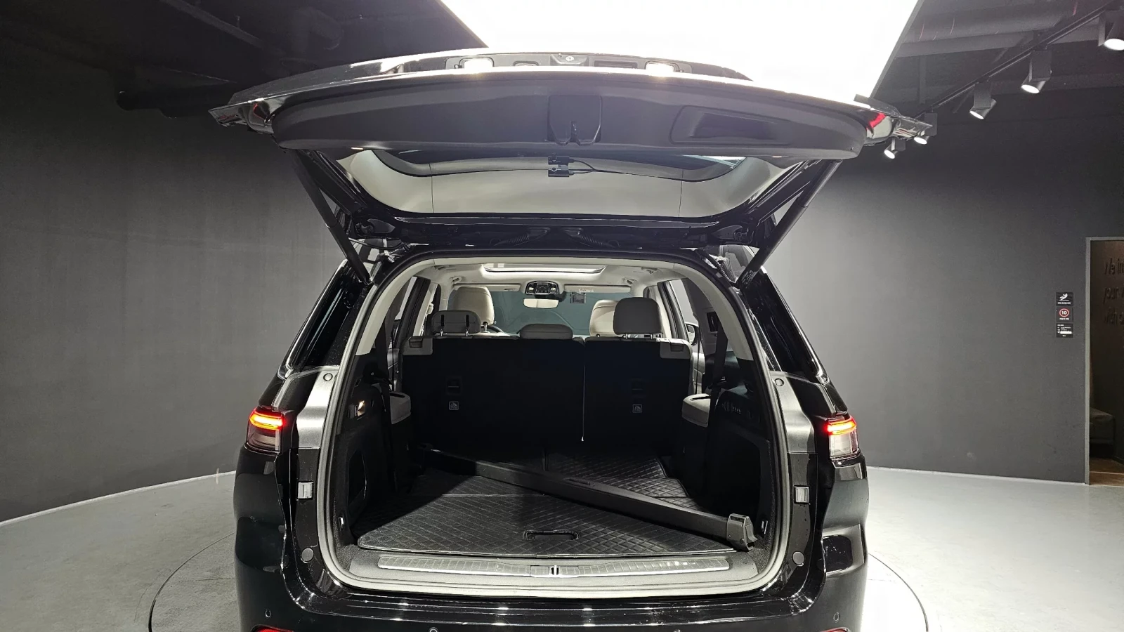 Jeep Grand cherokee 3.6L Overland, снимка 16 - Автомобили и джипове - 54428389