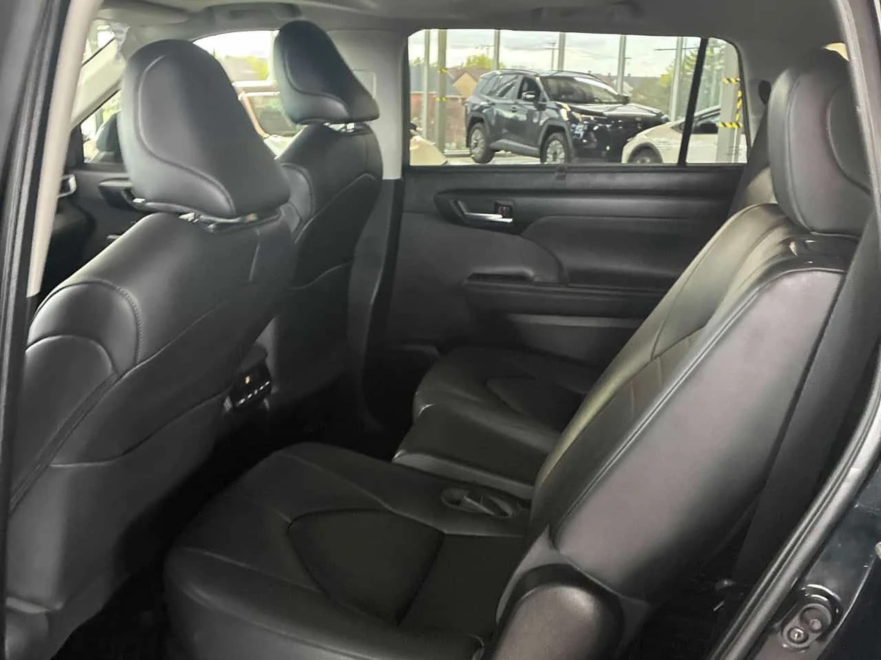 Toyota Highlander Hybrid XLE| PANO| ПОДГРЕВИ| KEYLESS| , снимка 13 - Автомобили и джипове - 54629138