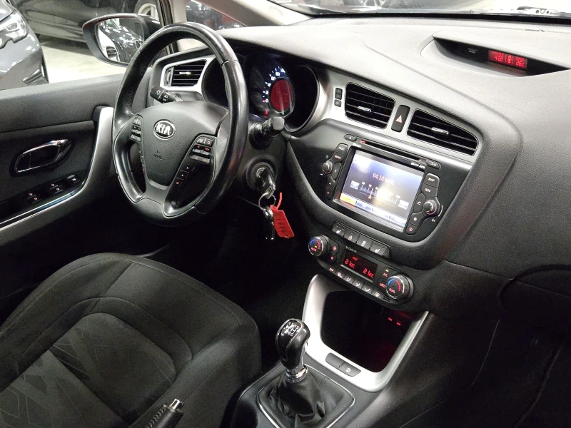 Kia Ceed 1.6CRDI 128кс / Камера / Обслужена, снимка 8 - Автомобили и джипове - 51050636