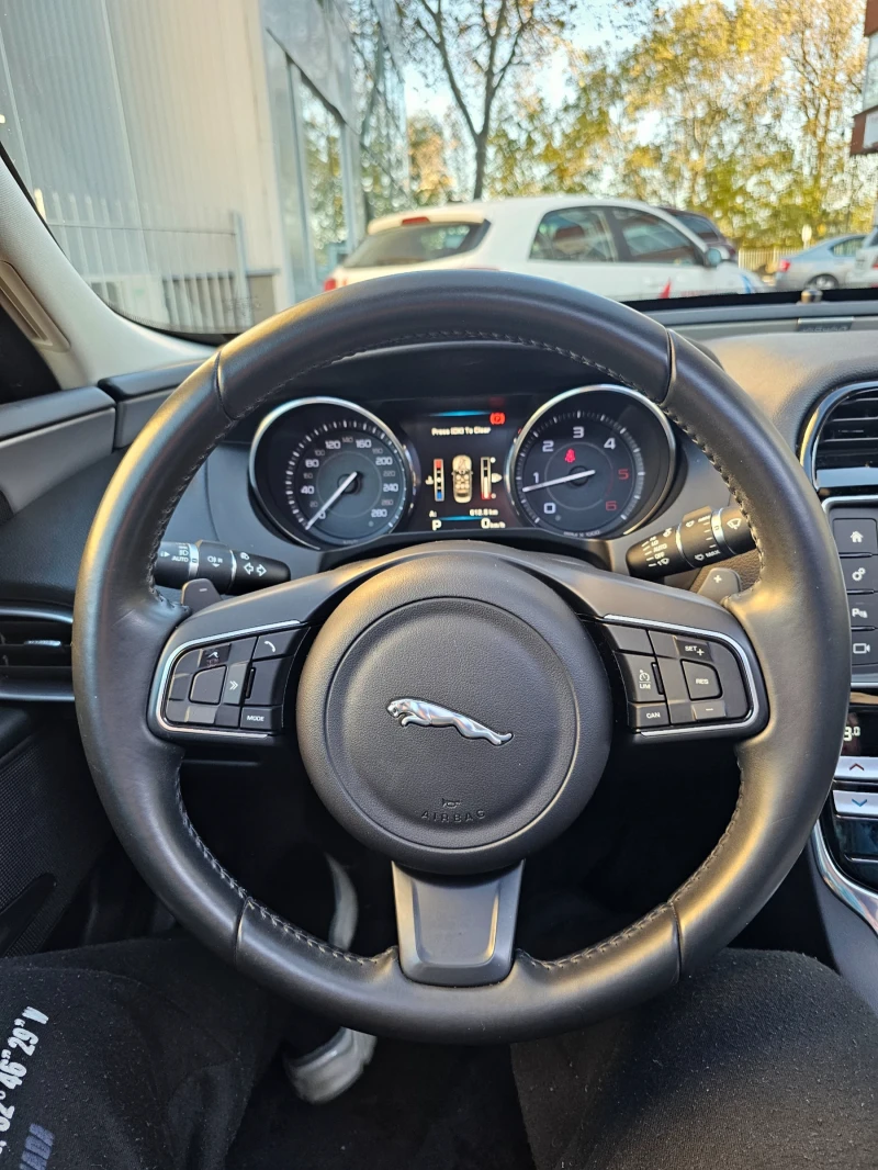 Jaguar XE 2.0 D, снимка 16 - Автомобили и джипове - 52414390