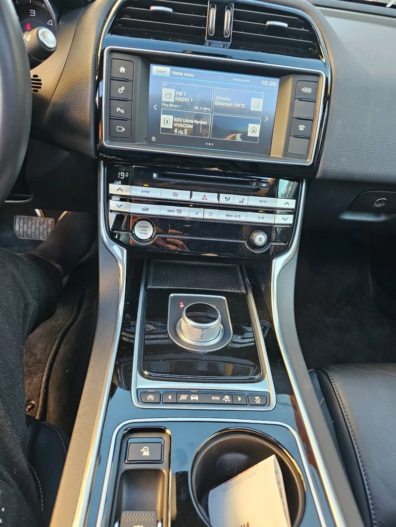 Jaguar XE 2.0 D, снимка 13 - Автомобили и джипове - 52414390