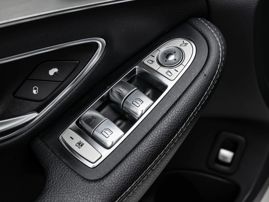 Mercedes-Benz C 300 4Matic / 9G-Tronic / Двойна Панорама - изображение 9