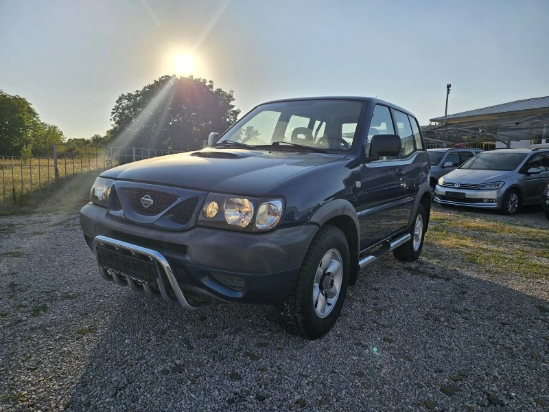 Nissan Terrano 2.4i, снимка 3 - Автомобили и джипове - 46563960