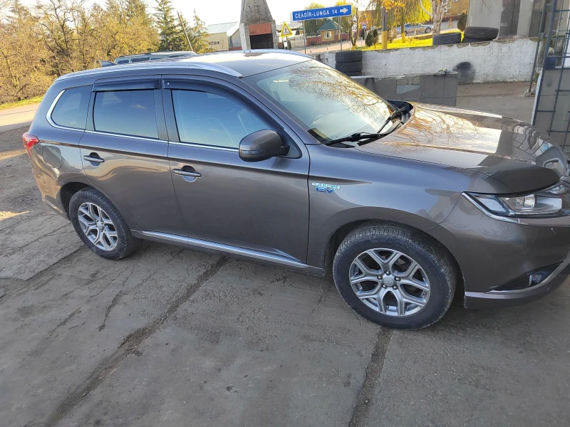 Mitsubishi Outlander Hibrid, снимка 13 - Автомобили и джипове - 48359856