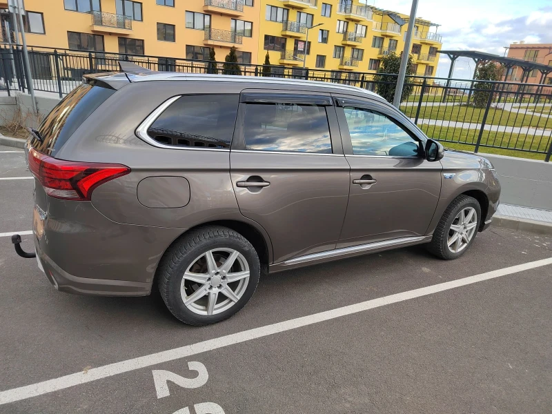 Mitsubishi Outlander Hibrid, снимка 10 - Автомобили и джипове - 48359856