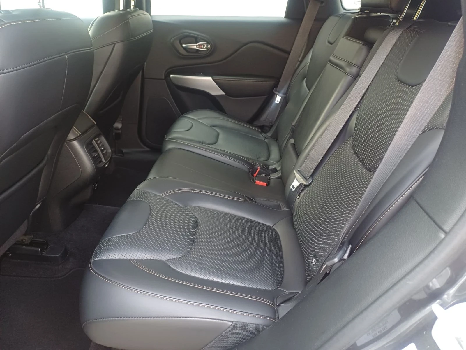 Jeep Cherokee 2.2 JTD, снимка 12 - Автомобили и джипове - 56349193