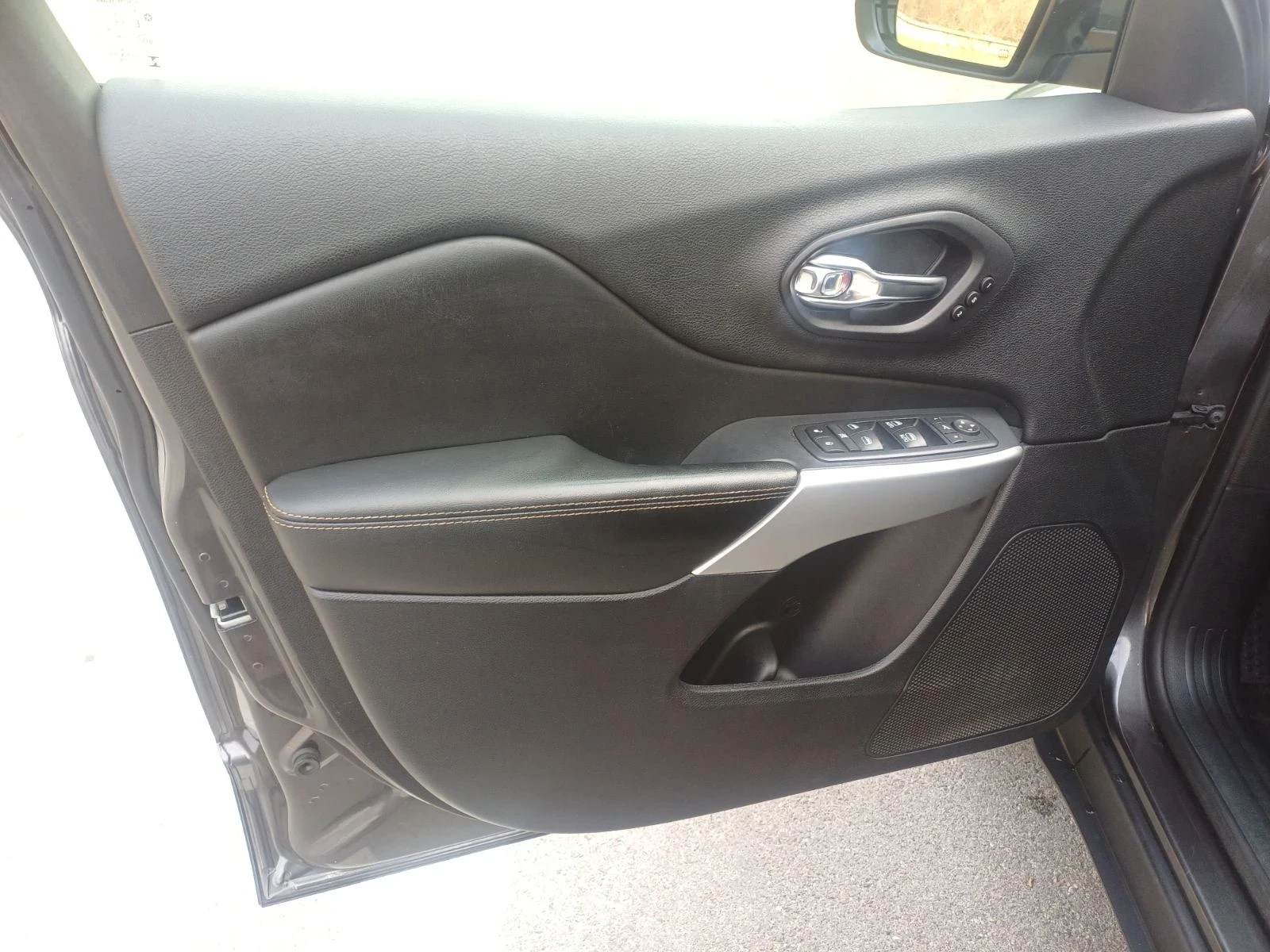 Jeep Cherokee 2.2 JTD, снимка 13 - Автомобили и джипове - 56349193