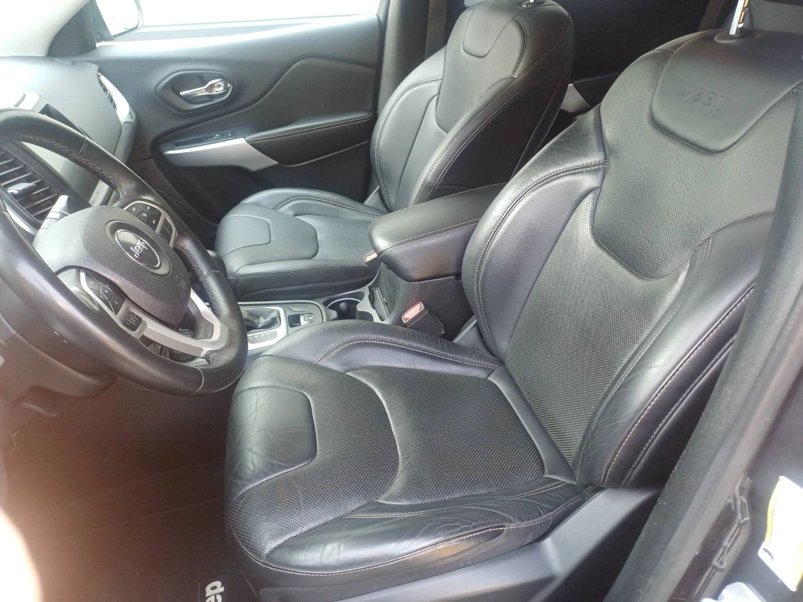 Jeep Cherokee 2.2 JTD, снимка 11 - Автомобили и джипове - 56349193
