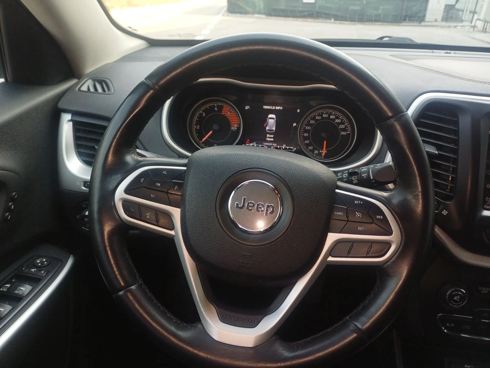 Jeep Cherokee 2.2 JTD, снимка 9 - Автомобили и джипове - 56349193
