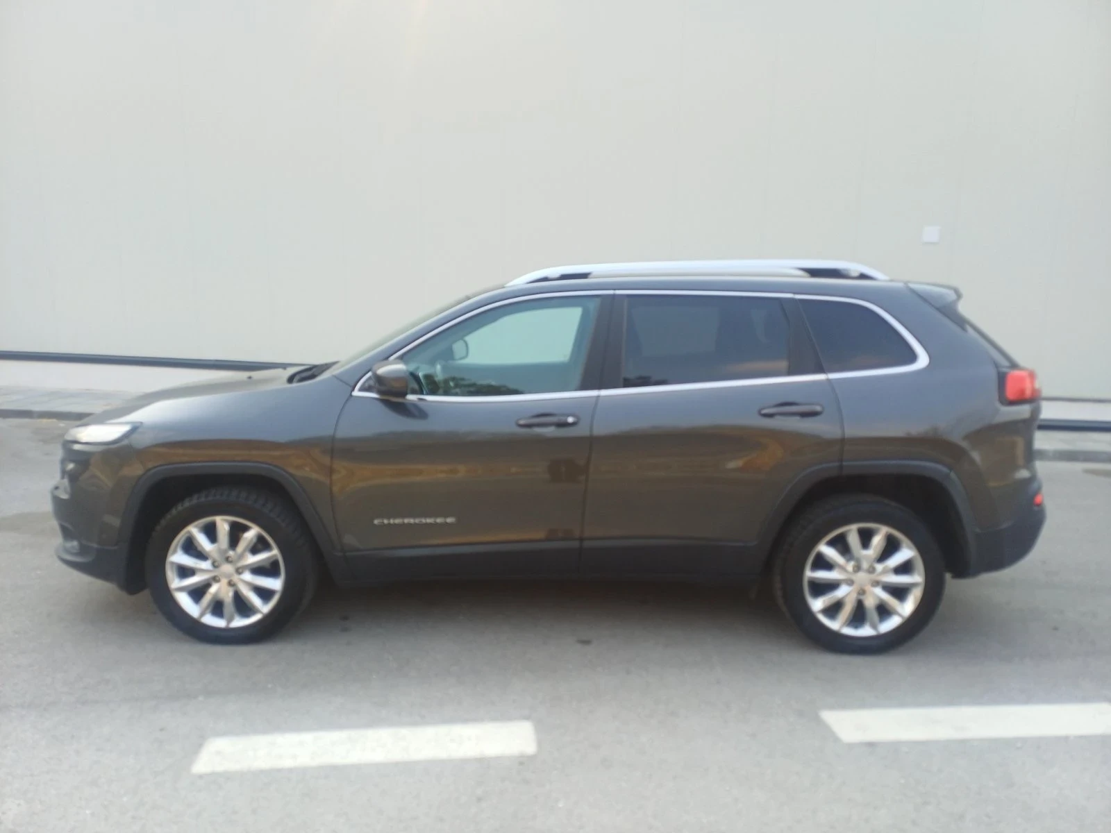 Jeep Cherokee 2.2 JTD, снимка 3 - Автомобили и джипове - 56349193