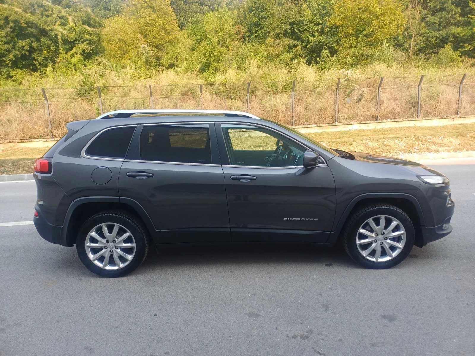 Jeep Cherokee 2.2 JTD, снимка 4 - Автомобили и джипове - 56349193