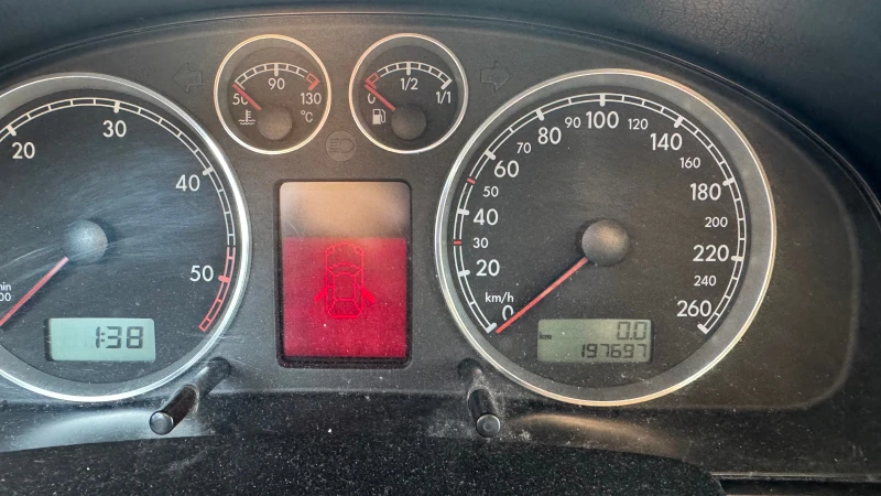 VW Passat  B5.5 1.9 TDI 131 к.с. Auto, снимка 11 - Автомобили и джипове - 51178435