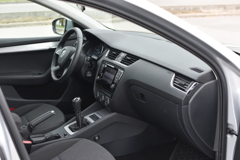 Skoda Octavia 1.8TSI/СЕРВИЗНА ИСТОРИЯ, снимка 10 - Автомобили и джипове - 51242862