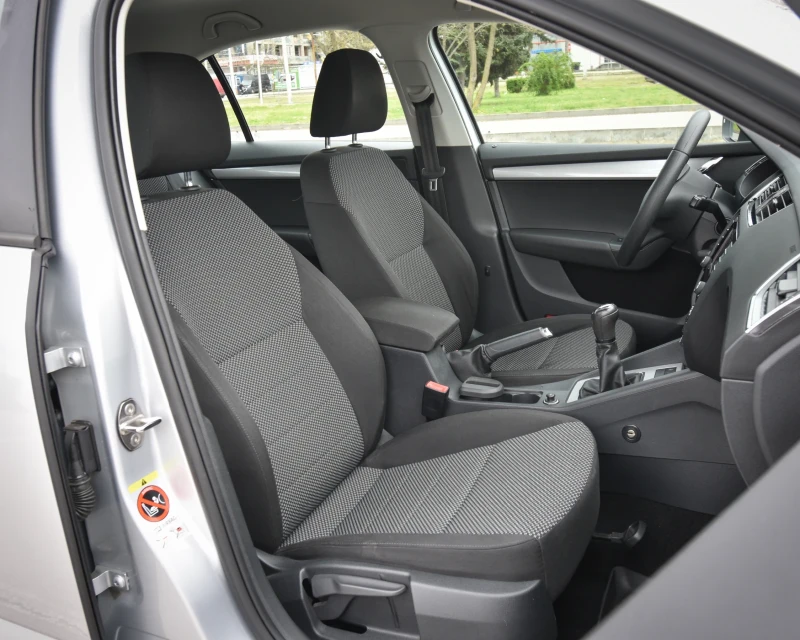 Skoda Octavia 1.8TSI/СЕРВИЗНА ИСТОРИЯ, снимка 11 - Автомобили и джипове - 51242862