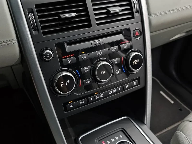 Land Rover Discovery Sport 2.O TD4 SE, снимка 16 - Автомобили и джипове - 55705530