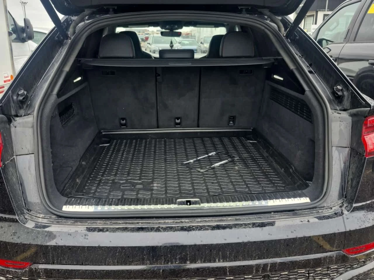 Audi RSQ8 4.0 TFSI/CARFAX/ДИСТРОНИК/360 КАМ/ОБДУХ/ПОДГРЕВ/, снимка 13 - Автомобили и джипове - 54231696